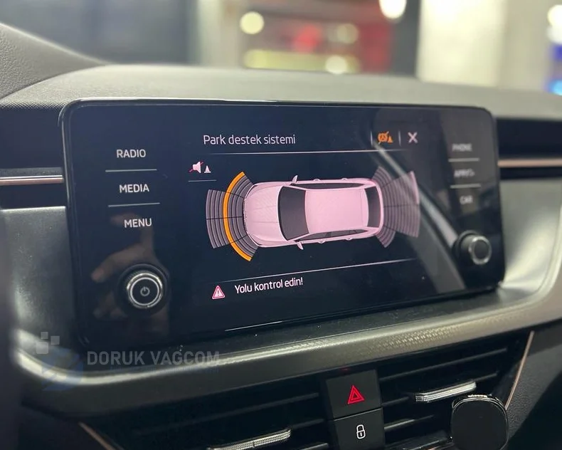 Skoda Scala NW4 (2019-2026) Skoda Scala (NW4) Orijinal Ön Park Sensörü & Park Pilot Montajı Navigasyon Multimedya Montajı