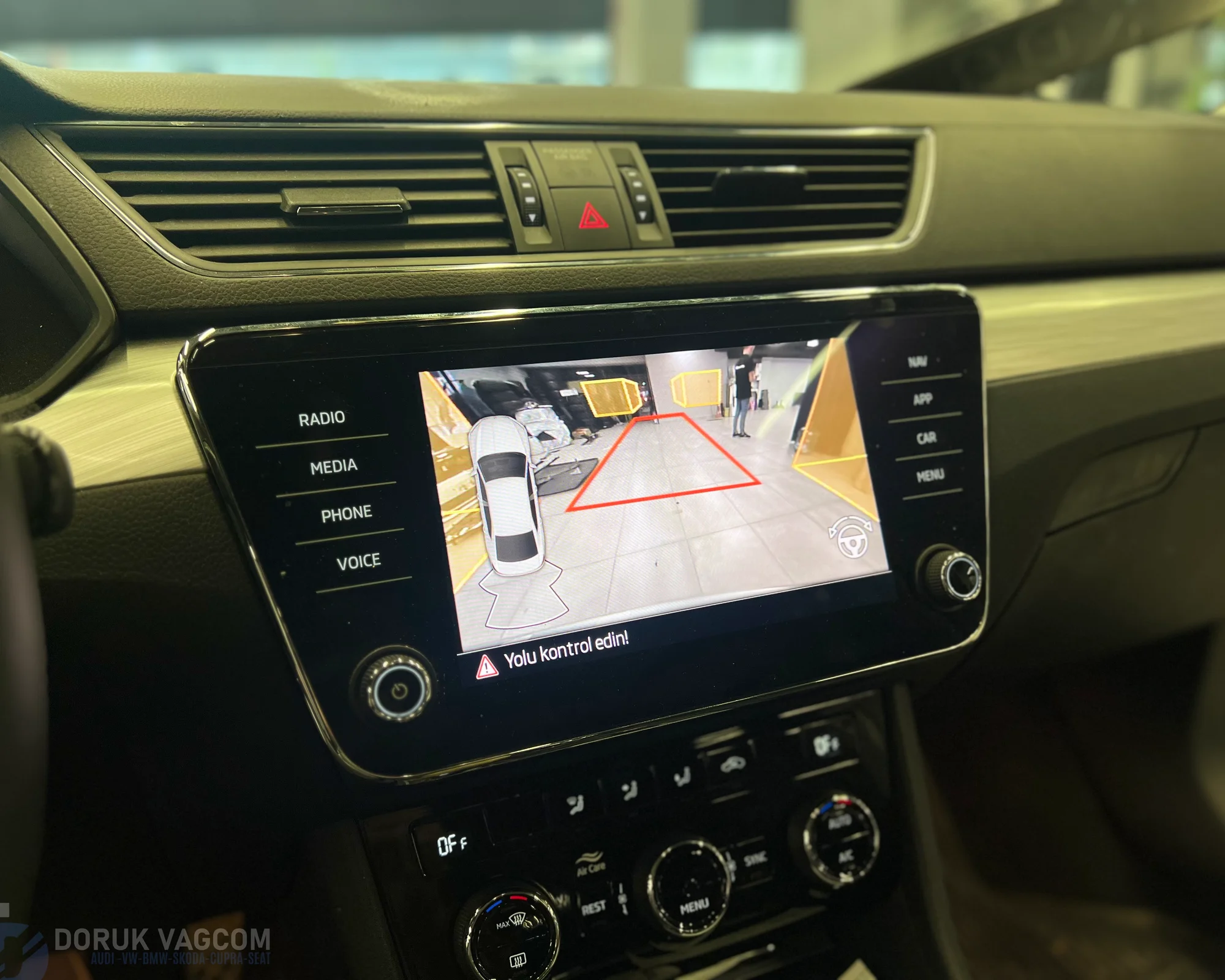 Skoda Superb 3V 2015-2024 GERİ GÖRÜŞ KAMERASI MONTAJI Montajı - Detay Görsel 1 -Doruk Vagcom