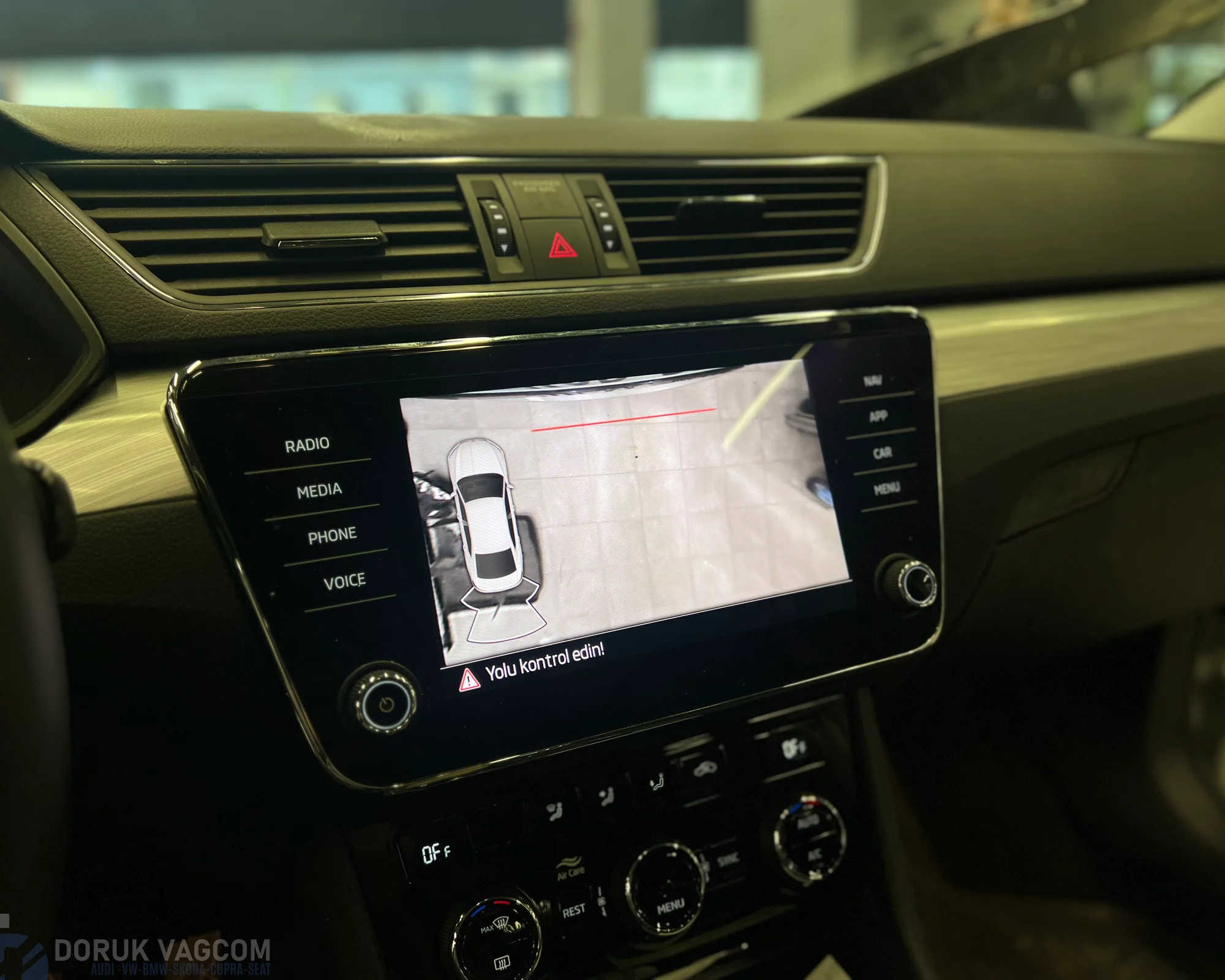 Skoda Superb 3V 2015-2024 GERİ GÖRÜŞ KAMERASI MONTAJI Montajı - Detay Görsel 2 -Doruk Vagcom