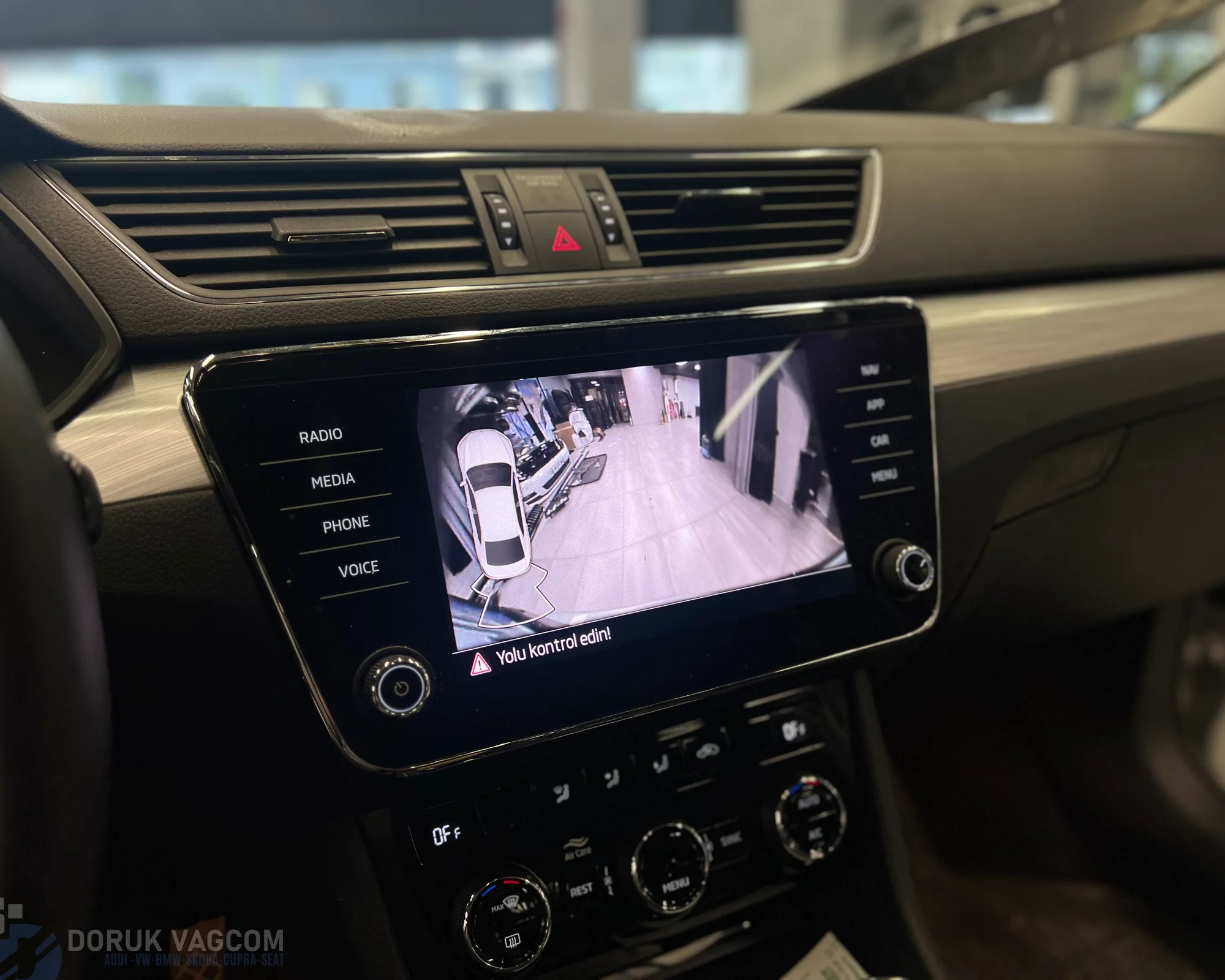 Skoda Superb 3V 2015-2024 GERİ GÖRÜŞ KAMERASI MONTAJI Montajı - Detay Görsel 3 -Doruk Vagcom
