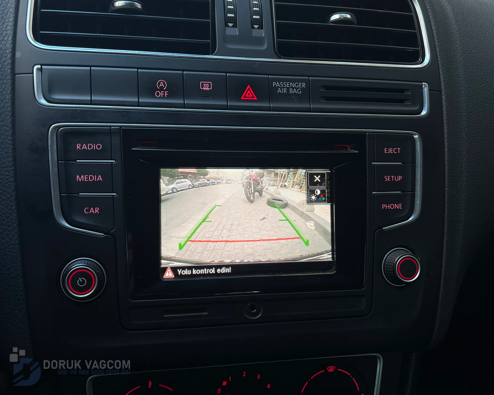 Volkswagen Polo 6C (2014-2017) Vw Polo (6C) Orijinal Geri Görüş Kamerası Montajı Navigasyon Multimedya Montajı